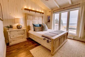 Beachfront Bungalow with Private Hot Tub & Sauna Deck in Sugar Loaf, Canada - Image 5