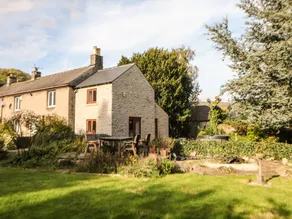 Family-oriented wonderful cottage with hot tub, barbecue & garden | Pets allowed - Image 2
