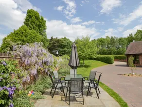 Family-oriented cottage with garden - Image 2