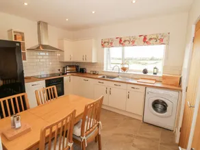 Children-friendly cottage with garden - Image 3