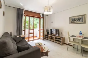 Charmant appartement entièrement équipé avec jardin, barbecue et piscine | Vue montagne | Plage à proximité | Parfait pour le travail à distance - Image 3