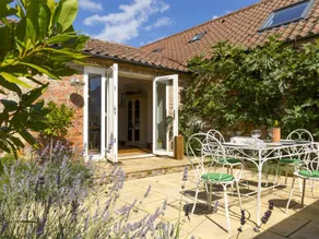 Cottage with garden - Image 2
