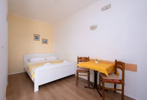Apartment with garden & terrace | Garden view - Image 4
