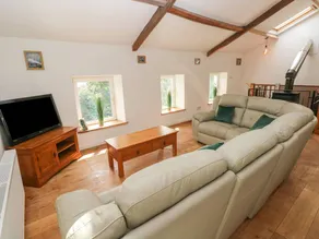 Cottage with garden & hot tub - Image 5