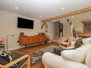 Family-oriented cottage with BBQ & garden - Image 5
