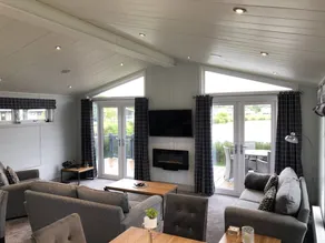 Lodge with garden - Image 3