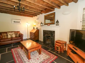 Cottage with garden & hot tub - Image 3