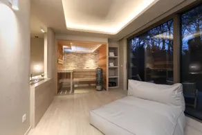 Erleben Sie Luxus und Entspannung in der Wellness Suite, mit Sauna, Jacuzzi und ruhiger Lage am Waldrand. - Image 4