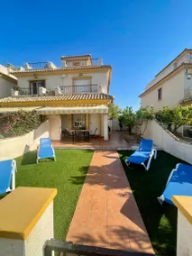 Maison de vacances avec terrasse, jardin et piscine | Vue jardin - Image 2
