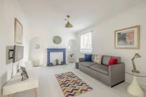 6 Bed Stay Near Windsor | Free Parking + Garden - Image 5