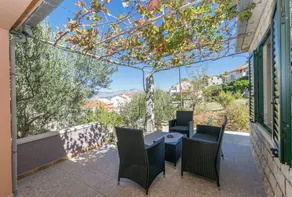Holiday home with garden & barbeque | Garden view - Image 4