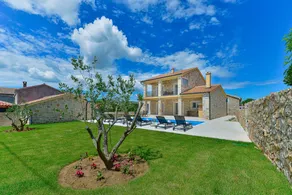 Family-oriented villa with barbecue - Image 5
