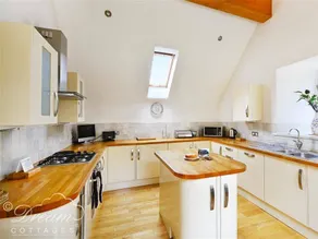 Cottage with garden - Image 4