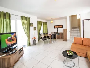 Ferienhaus mit Pool, Terrasse und Garten - Image 4