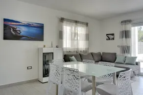 Fully equipped holiday home with terrace & pool - Image 3