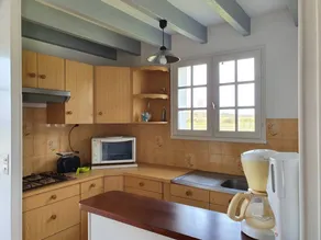 Holiday home with garden, terrace & barbeque | Beach nearby - Image 4