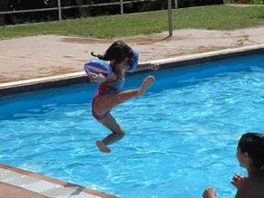 Family-friendly mobile home with pool & terrace - Image 3