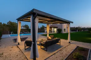 Villa with garden, barbeque & terrace - Image 3