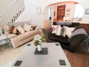 Cottage with garden - Image 2