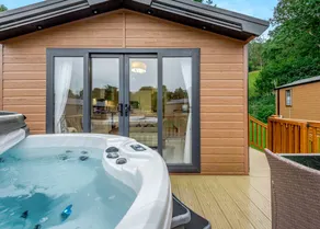 Chalet with hot tub - Image 2