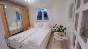 Habitación en casa de familia ideal para familias con terraza - Image 2