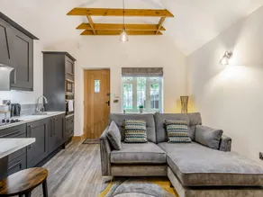 Cottage with garden | River view - Image 3
