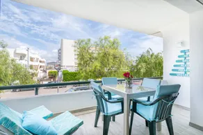 Appartement avec jardin, terrasse et piscine | Vue jardin - Image 5