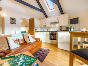 Cottage with garden, pool & barbecue - Image 4