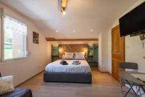 Guesthouse Nos Racines - Le Herbau - Peaceful Stay – Family Room with Shared Kitchen - Image 4