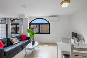 Appartement de vacances avec terrasse et internet haut débit | Vue ville | Parfait pour le travail à distance - Image 2