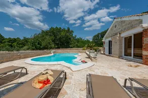 Villa with garden, BBQ & private pool - Image 4
