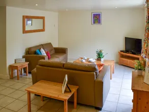 Cottage with garden & pool | River view - Image 2