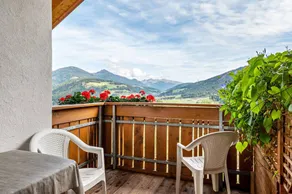 Holiday apartment with garden & barbecue | Garden view - Image 2