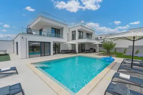 Children-friendly villa | Water view - Image 2