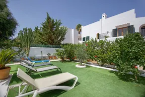 Holiday home with BBQ, garden & terrace | Garden view - Image 2
