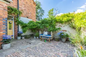 Cottage with garden & barbeque | River view - Image 2