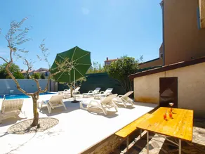 Lovely holiday home with barbecue & private pool - Image 5
