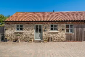 Cottage with garden & hot tub - Image 5