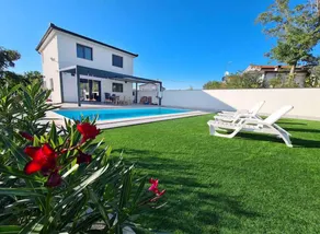 Fully equipped spacious house with private pool, terrace & garden - Image 2