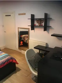 Chambre chez l'habitant adaptée aux familles avec piscine, barbecue et jardin | Vue jardin - Image 2
