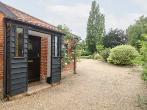 Cottage with garden - Image 2