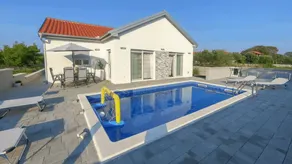 Holiday home with pool, garden & BBQ | Lake view - Image 2