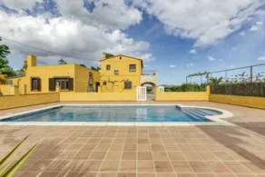 Fully equipped ample holiday home with garden, barbecue & private pool | Garden view - Image 3