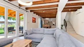 Holiday home with pool, terrace & garden - Image 3