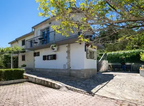 Seaside Getaway Holiday Home with Patio Slatine - Three Bedroom Holiday Home - Image 2