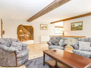 Family-oriented cottage with garden - Image 4