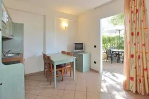 Apartment mit Pool und Garten - Image 2