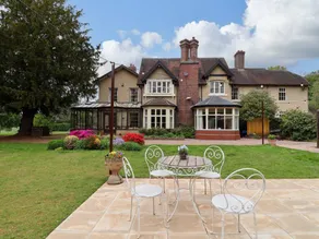 Cottage avec jardin et piscine - Image 2