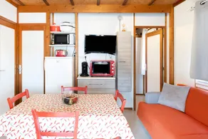 Charming 'Ortalon - Hasparren' Cottage with Shared Pool, Wi-Fi, and Air Conditioning - Image 4