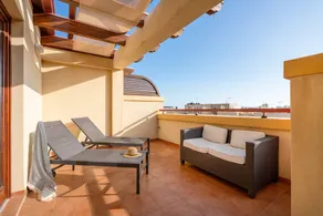 Appartement de vacances avec terrasse et internet haut débit | Vue ville - Image 3